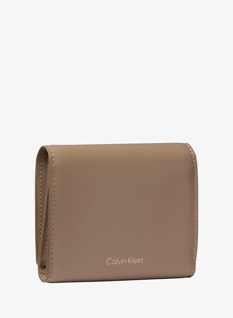 كالفن كلاين Emblem Trifold Wallet